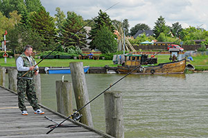 Angler am Traditionshafen Bodstedt