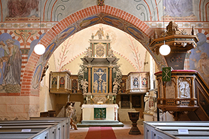 Dorfkirche Semlow - Blick nach Osten mit Altar und Kanzel