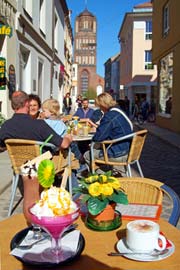 Straßencafé in Stralsund - Bild vergrößern ...