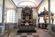 Seemannskirche innen Altar und Taufbaldachin